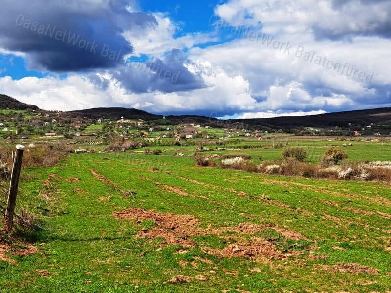 Landwirtschaftliche Fläche mit Panoramablick nahe Zánka