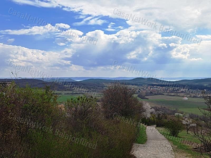 Panoramablick: Bebaubares Grundstück in Pécsely