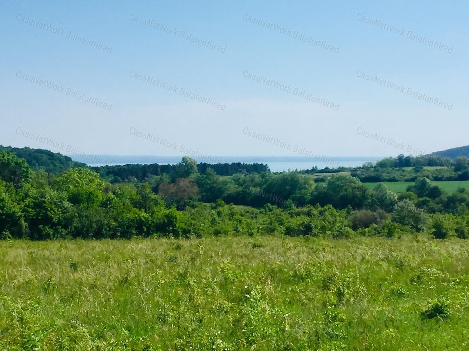 Balaton und die umgebende Bergkette in ihrer Schönheit