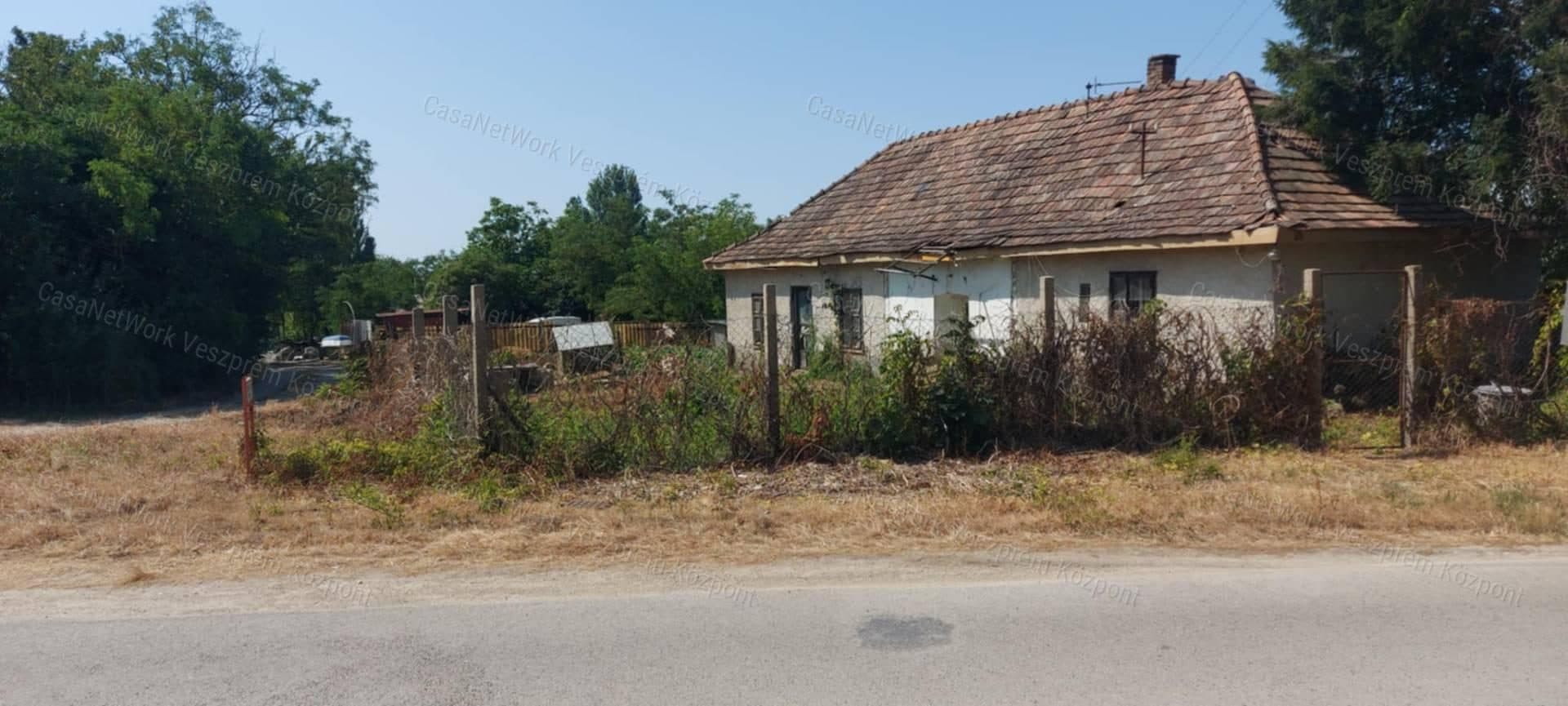 Baugrundstück und Renovierungsobjekt in Balatonkenese