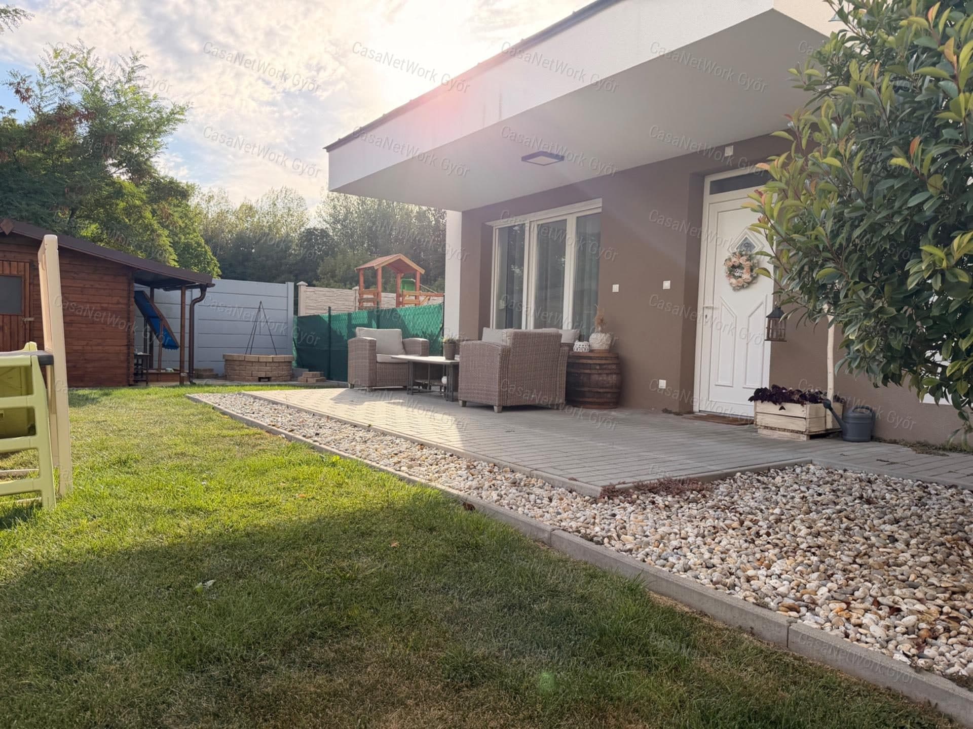 Gartenverbundene Zweizimmer-Wohnung mit 18 m² Terrasse und eigenem Garagenplatz in Lébény