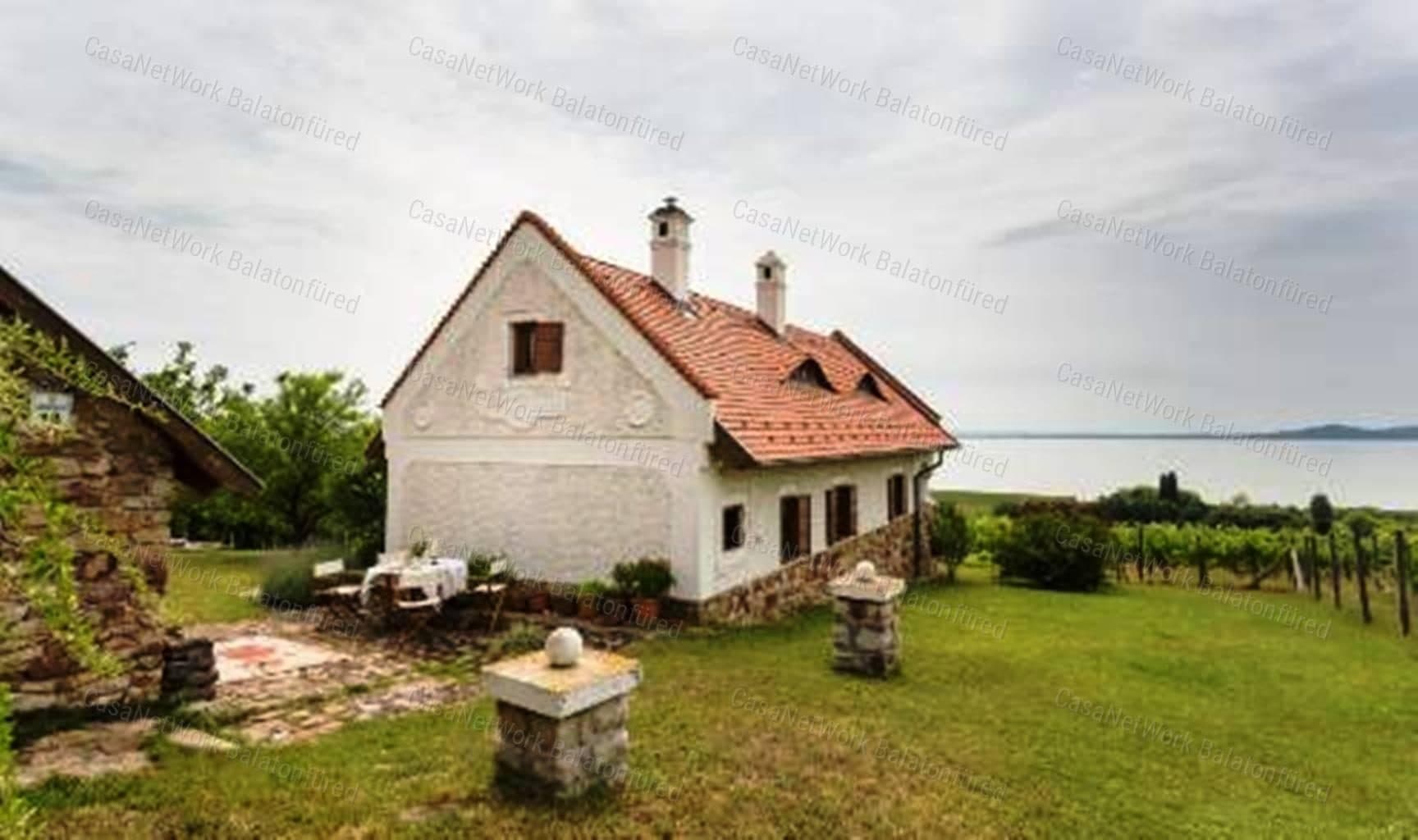 Bebaute Weinbergfläche mit Panoramablick auf den Balaton bei Szentantalfa