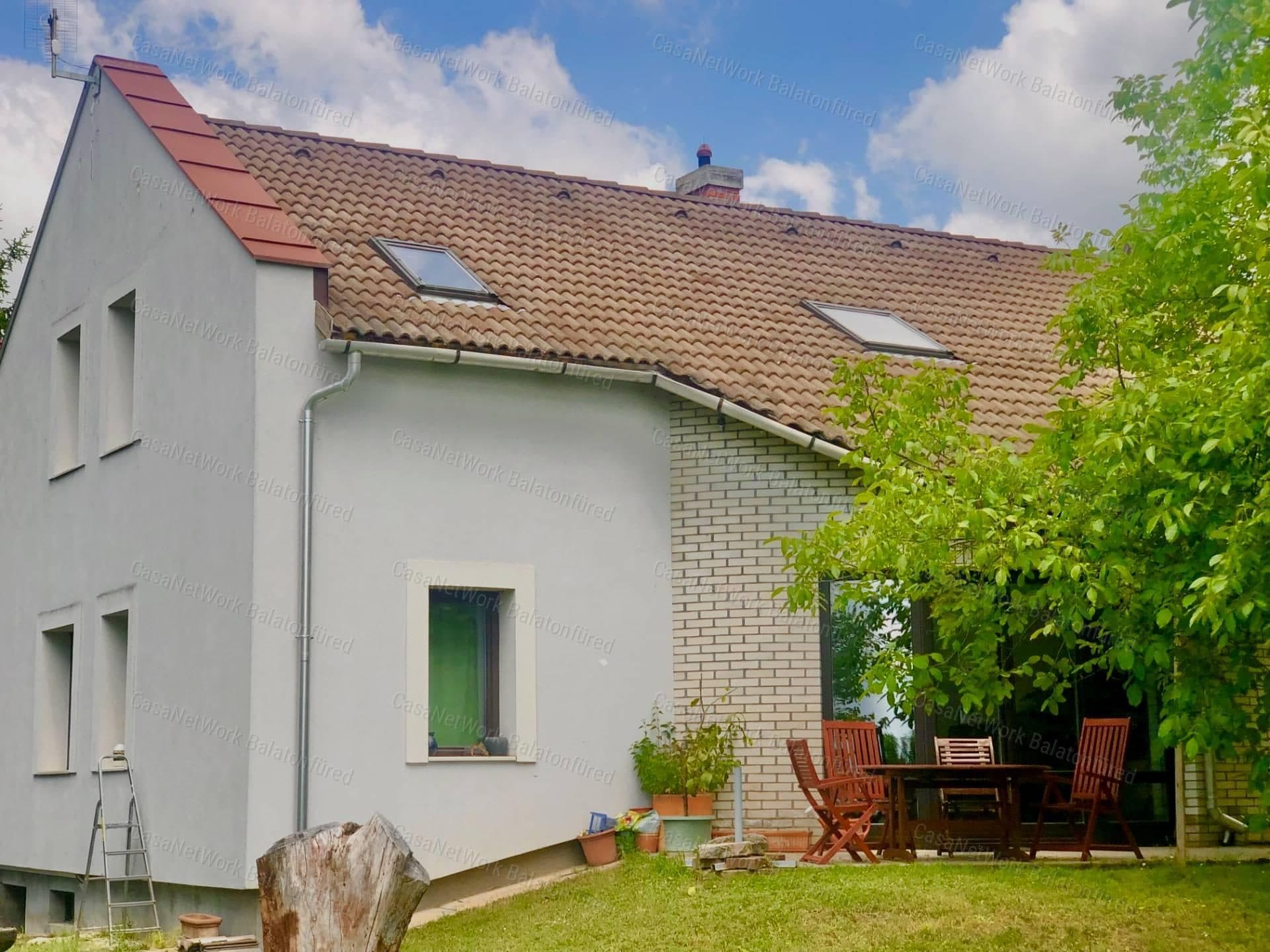 Familienhaus in Aszóf mit Balaton-Panorama und Bachfront