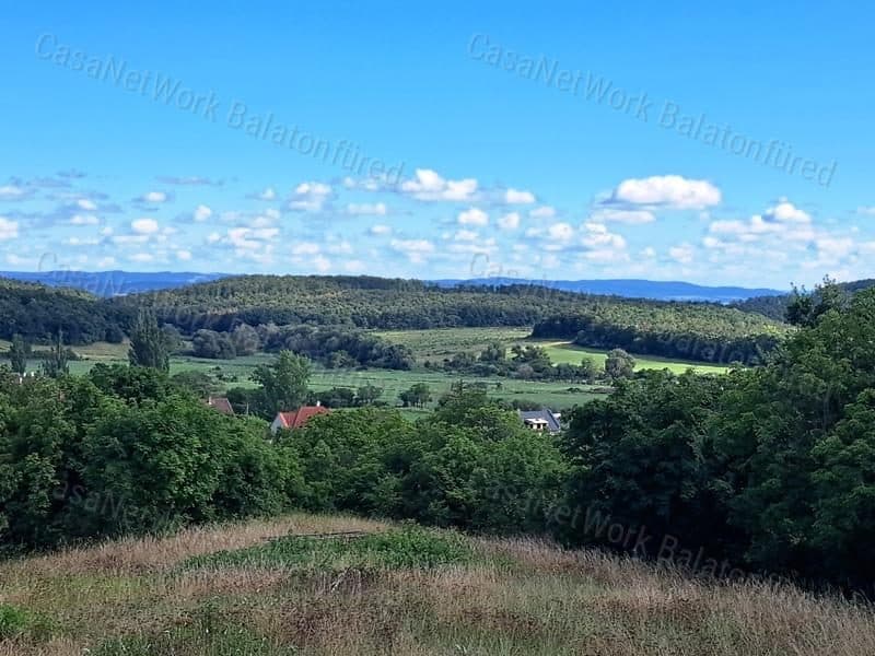Baugrundstück in Balatonszőlős, zentrale Lage