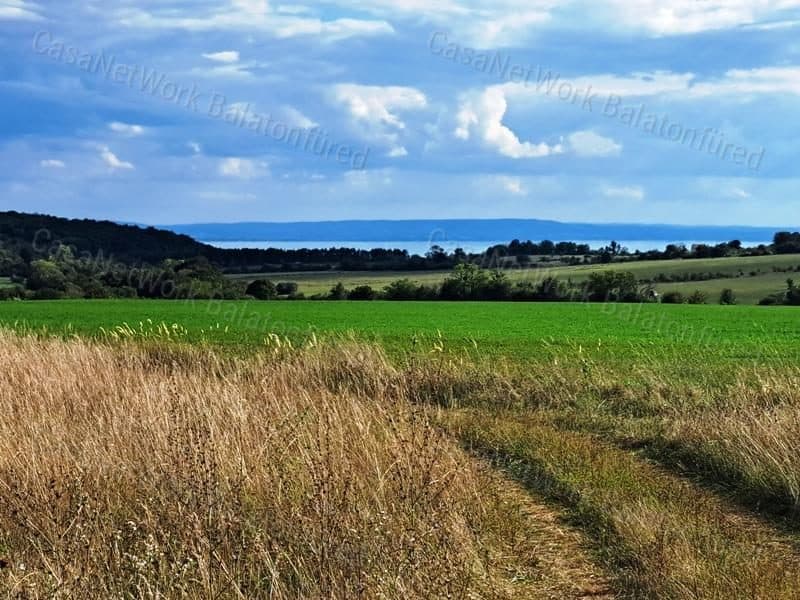 Landwirtschaftliche Fläche mit Panoramablick in Dörgicse
