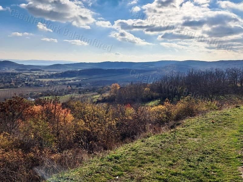 Baugrundstück mit Panoramablick in Pécsely