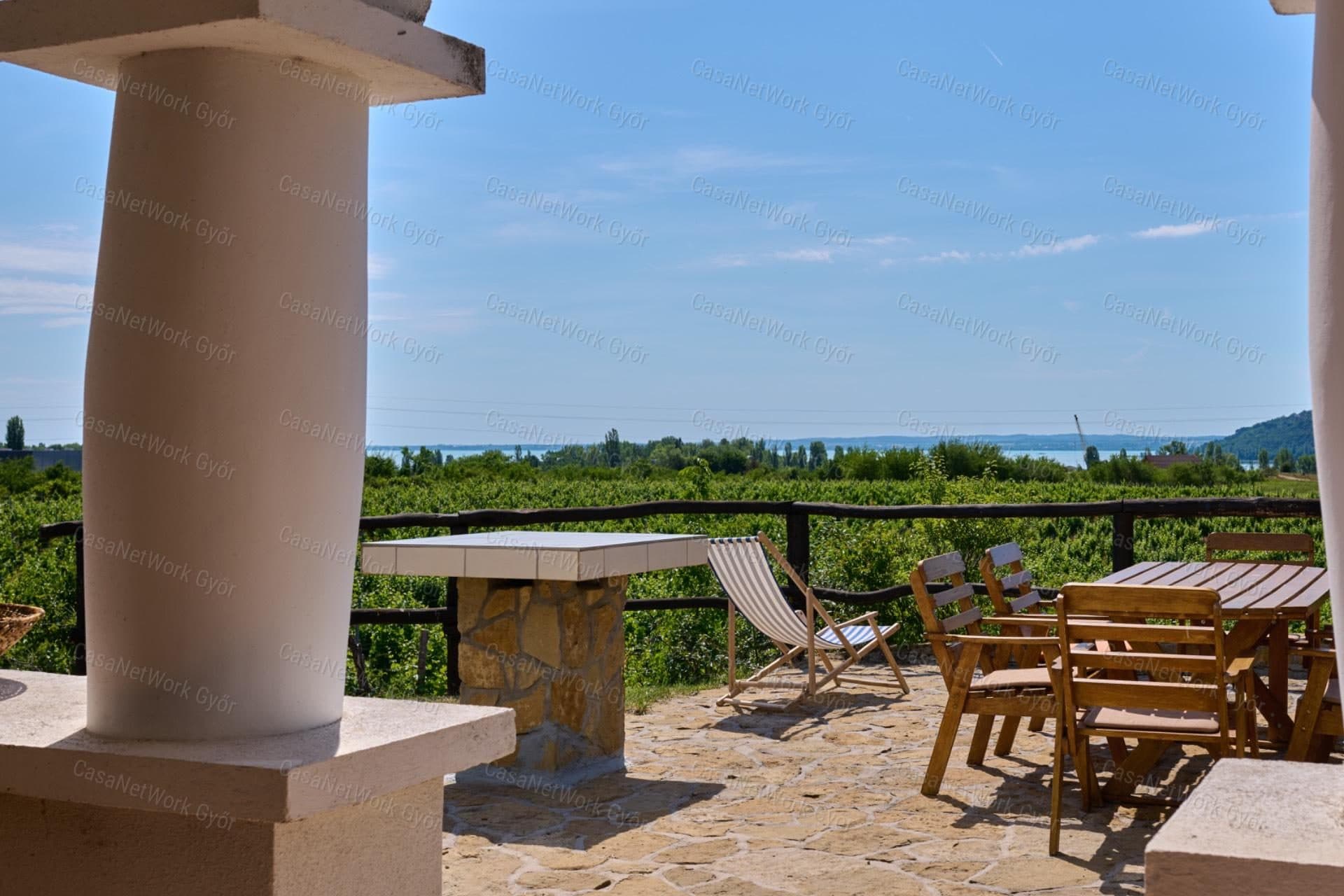 AUSSERGEWÖHNLICHES WEINGUT MIT UNVERBAUBAREM BALATON-PANORAMA IN BALATONFÜRED