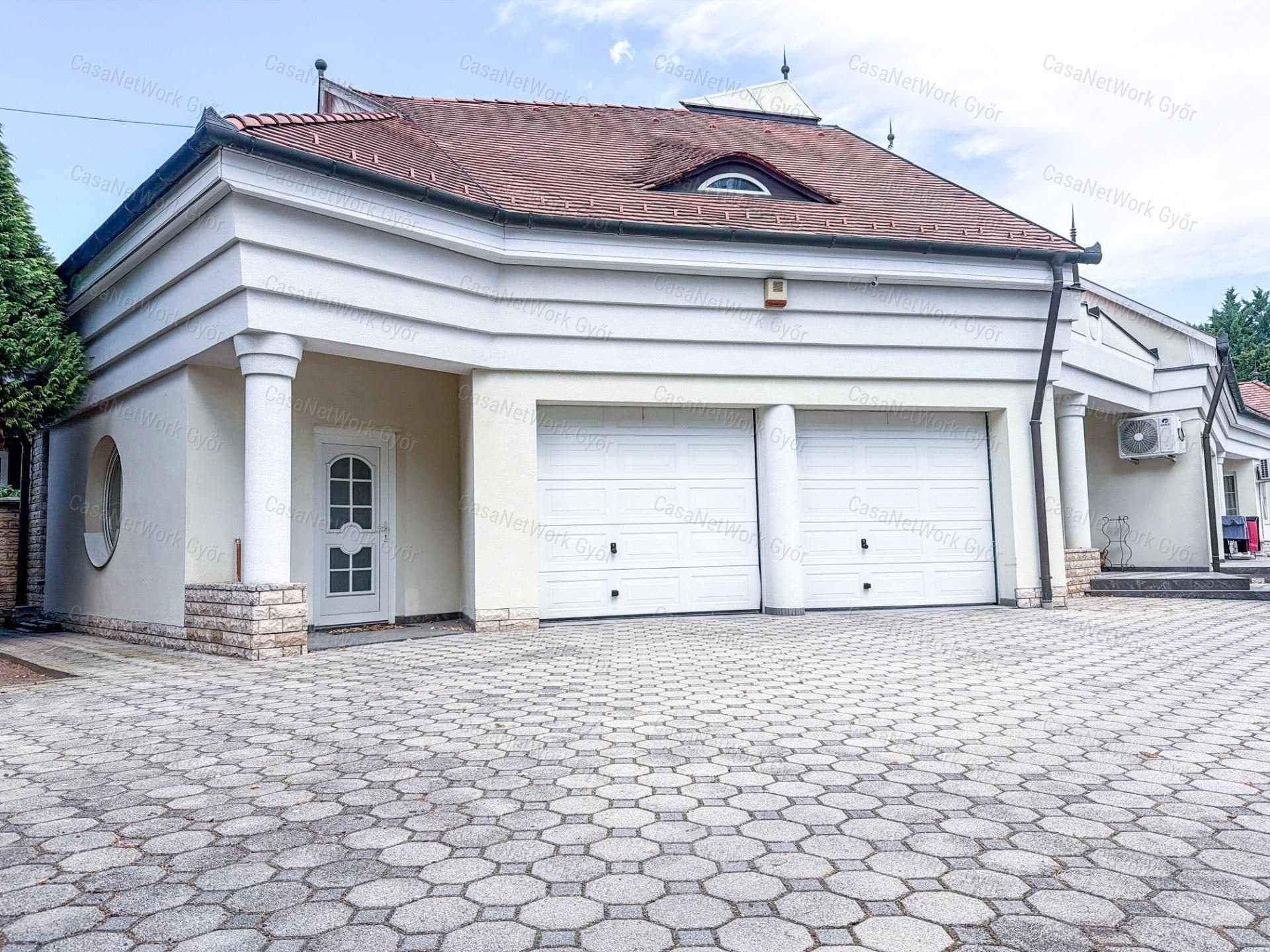 IMPOSANTES, EINZIGARTIGES EINFAMILIENHAUS IN GYŐR-RÉVFALU