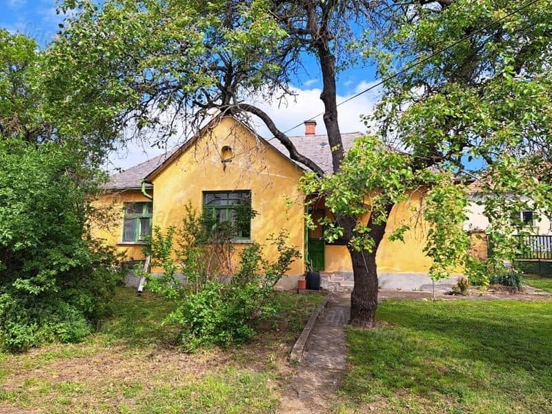 Familienhaus in Köveskál mit Grundstück und Nebengebäuden