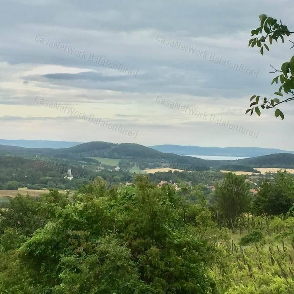 Teilpanorámablick auf die Pécselyi-Mulde und den Balaton