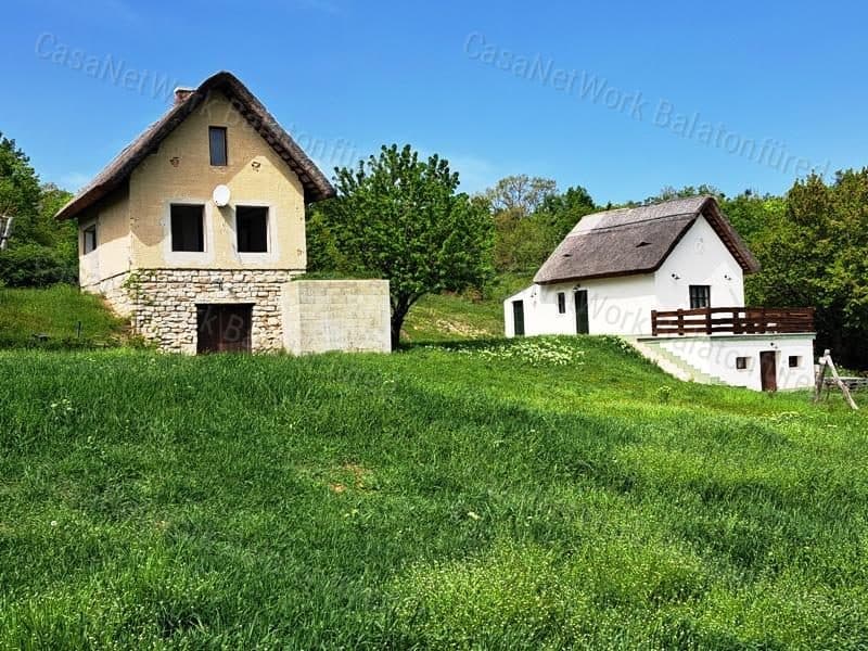 Zwei Wirtschaftsgebäude mit Panoramablick auf Weinland in Vászoly
