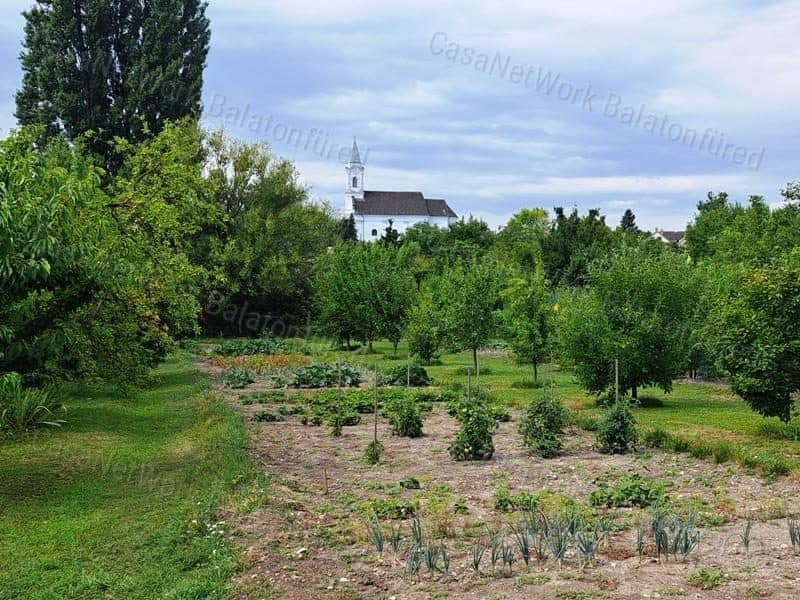 Obstgarten auf Aszófő, 1405 m² Grundstück mit Gartenhaus und Obstbäumen