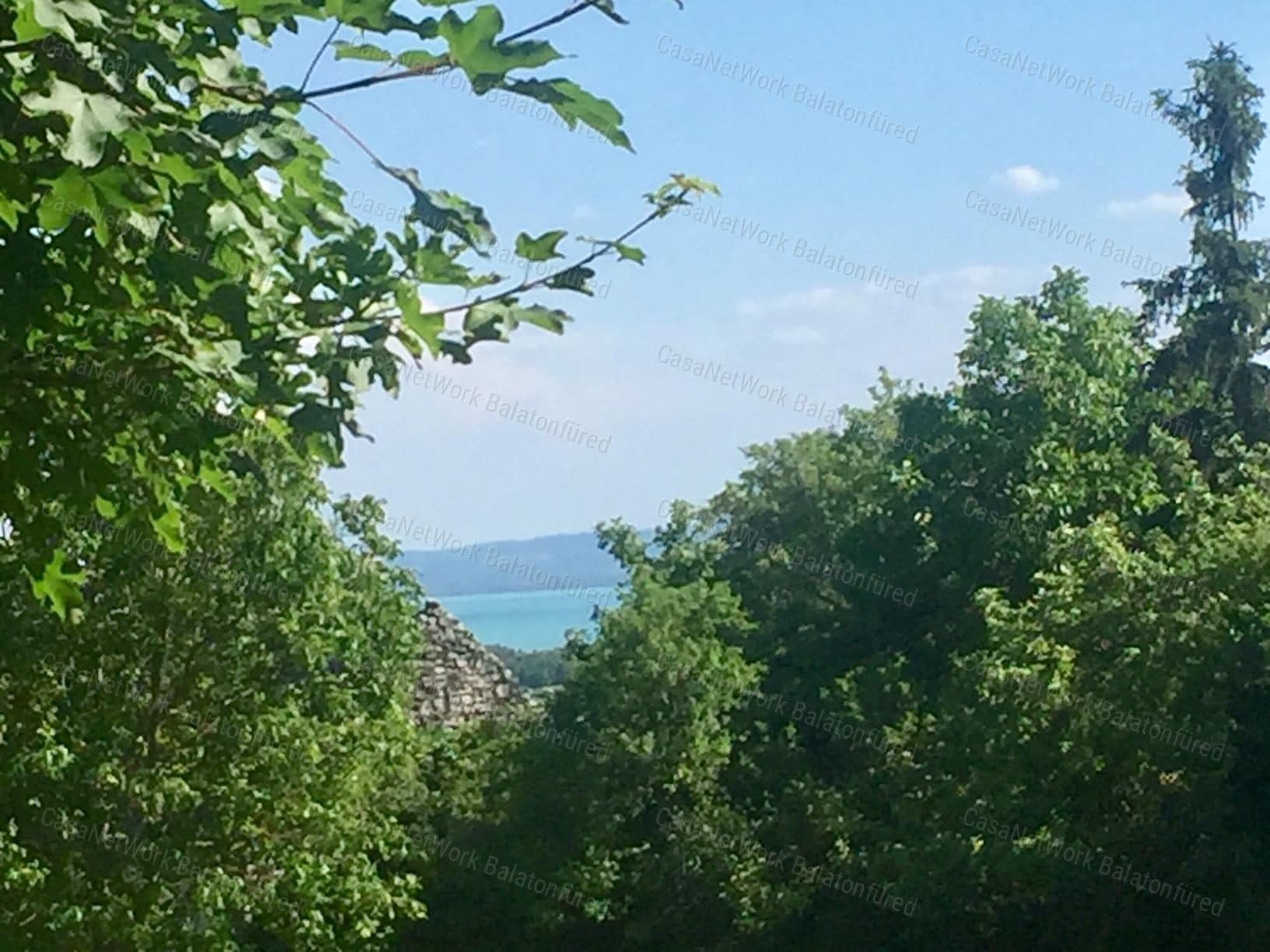 Kleingarten mit Teilpanorama in Dörgicse